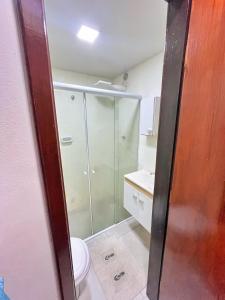 马卡埃LOFT aconchegante no Centro de Macaé, Wifi, Ar condicionado e Cozinha completa的带淋浴和卫生间的浴室
