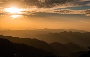 Lai ChâuNhà Tổ Ong的山脉上的日落