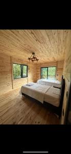 特拉布宗Mec konaklama的小木屋内一间卧室,配有一张大床