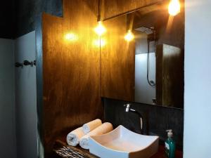 阿拉亚尔达茹达4 Elementos Guest House的一间带水槽和镜子的浴室