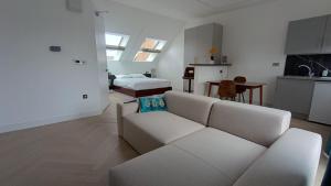 哈罗Luxurious London Studios的白色的客厅配有沙发和1张床