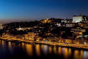 加亚新城Douro View Apartment的夜晚城市与河流的景色