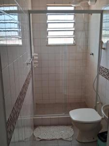 萨夸雷马Casa em Condomínio tranquilo bem perto da praia!的带淋浴和卫生间的浴室