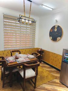 巴加莫约treasury的用餐室配有桌椅和冰箱