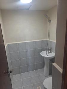 SubaMaryneL Suites的一间带卫生间和水槽的浴室