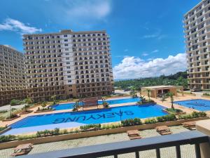 SubaMaryneL Suites的享有酒店游泳池的景色,设有两座大建筑