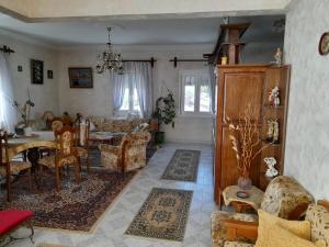 埃尔莫波利斯Art House Syros的客厅配有沙发和桌子