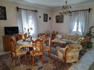 埃尔莫波利斯Art House Syros的客厅配有沙发和桌椅