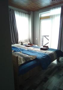 古多里Mountain Dream House的一间卧室设有两张床和大窗户