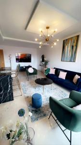 马拉喀什Luxueux appartement entre Gueliz et l'Hivernage avec WIFI的客厅配有蓝色的沙发和椅子