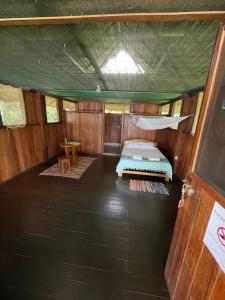 马尔多纳多港River Point Hostel的卧室配有一张床和一张桌子