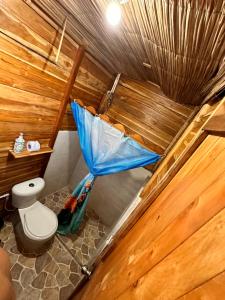 布兰卡滩BARU MAGGYBEACH的一间带卫生间和蓝伞的浴室