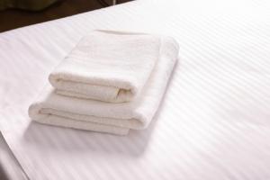 都拉斯Hotel Vila MAX的床上的一大堆毛巾