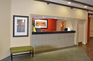 安克雷奇美国安克雷奇市区延时酒店的一间等候室,配有一个等候台和一把绿色椅子