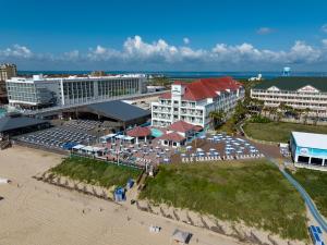 南帕诸岛Sand Rose Beach Resort的享有海滩和建筑的空中景色