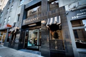 旧金山EMBASSY HOTEL的城市街道上建筑物前面的商店