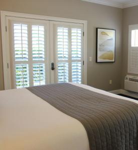 纳帕贝尔阿布里纳帕谷酒店的一间卧室设有一张大床和窗户。