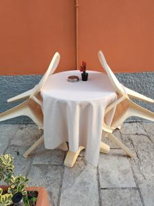 MantoúkionSavvas&Katia's luxury studio的一张白色桌子,四周摆放着两把椅子