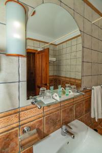 特雷韦莱斯拉伏拉加II酒店的一间带水槽和镜子的浴室