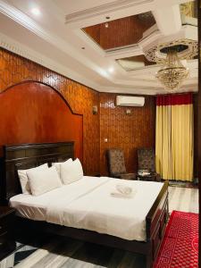 伊斯兰堡行政银河旅馆的一间卧室,卧室内配有一张大床
