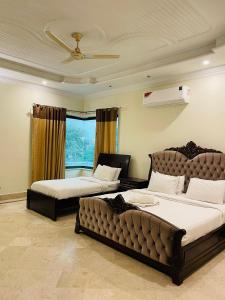 伊斯兰堡行政银河旅馆的一间带两张床和一张沙发的卧室