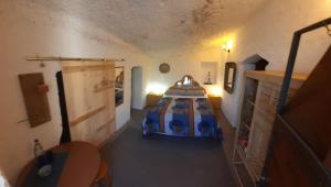 圣克鲁斯-德特内里费El gato genial的一间小房间,配有一张床铺