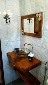 维奥康德马奥Recanto KAIRÓS的木制柜台上带玻璃水槽的浴室