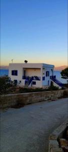 皮索利瓦迪Καραμπεικο的海滨白色房子,有蓝色的楼梯