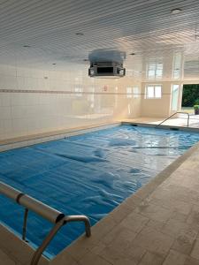UreterpBuitenplaats Ureterp的蓝色海水大型室内游泳池