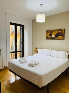 萨拉戈萨萨拉戈萨科索公寓 的窗户客房内的一张大白色床