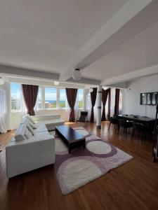 多布拉沃达皇家海岸住宿酒店的客厅配有白色的沙发和桌子