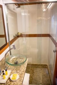 马瑙斯MV Desafio的一间带玻璃淋浴间和水槽的浴室