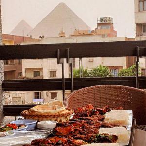 开罗Zahira Pyramids View的阳台上桌子上的一盘食物
