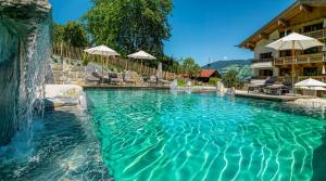菲根贝格Alpen-Chalet-Pankraz的度假村内带瀑布的游泳池