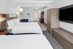 卡梅尔Holiday Inn Express & Suites Carmel North – Westfield, an IHG Hotel的酒店客房设有两张床和一台平面电视。