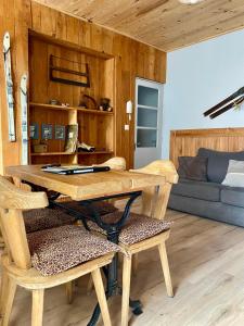 阿克斯莱泰尔姆Le Passage的客厅配有一张木桌和椅子