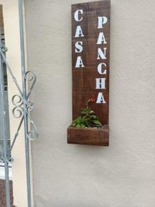 里瓦德奥Casa Pancha的木箱里植物的墙上的标志