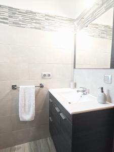 蒂纳霍Casa Los Lajares的白色的浴室设有水槽和镜子