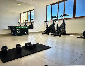 洛斯安赫莱斯Maravilloso dpto 2 dormitorios的健身房设有数台跑步机和健身自行车