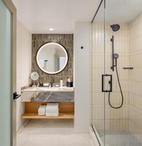 斯科茨斯科茨代尔君悦Spa度假酒店 的带淋浴和盥洗盆的浴室