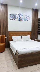 Na Dao TổngCường Thịnh Hotel的一间卧室配有一张大床和一张橙色椅子