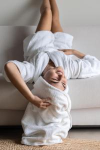 卡德赞德-班得北海酒店及水疗中心的躺在毛巾包着的沙发上的女人