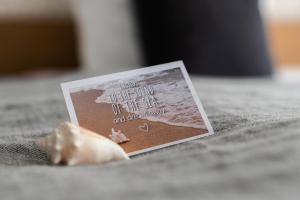 卡德赞德-班得北海酒店及水疗中心的一张坐在床上的书的照片