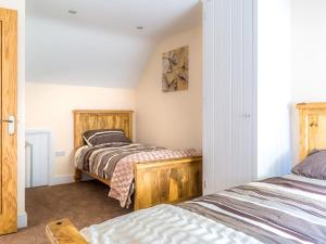 3 Bed in Narberth 36798的一间卧室配有两张单人床。