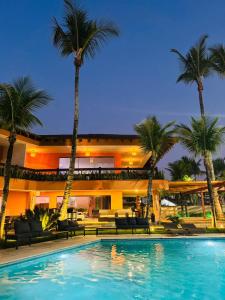 瓜鲁雅Luna Hotel Boutique - Beira Mar的大楼前设有游泳池的酒店