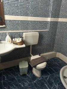 斯基亚索斯镇安吉拉旅馆的一间带卫生间和水槽的浴室