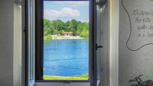 罗纳特波佐罗策马酒馆住宿加早餐旅馆的从房子的窗户可欣赏到湖景