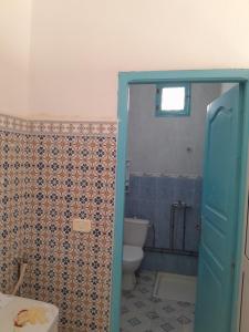 Al MāʼīyahDAR HIDOUS的一间带卫生间和蓝色门的浴室