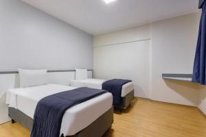 圣保罗卡里隆广场酒店的一间客房内配有两张床的房间