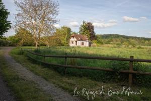 Arnières-sur-ItonLe Refuge du Bois d'Amour的田野房屋前的围栏